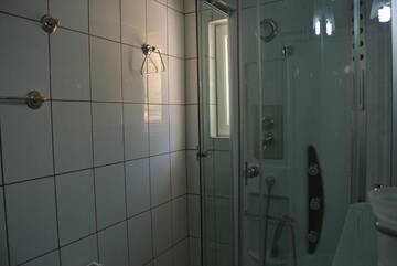 Фото номера Двухместный номер с 1 кроватью и балконом Гостевой дом Pensiunea Serbeca г. Broşteni 4